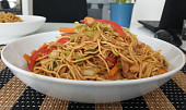 Chow mein nudle s kuřecím pro děti (Chow mein nudle pro děti)