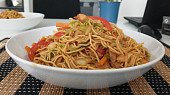 Chow mein nudle s kuřecím pro děti (Chow mein nudle pro děti)
