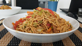 Chow mein nudle s kuřecím pro děti