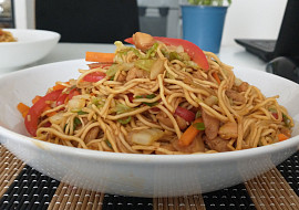 Chow mein nudle s kuřecím pro děti