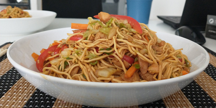 Chow mein nudle s kuřecím pro děti (Chow mein nudle pro děti)