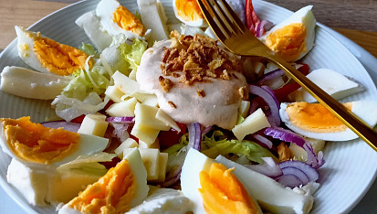 Salát s vejci, goudou a mozzarellou