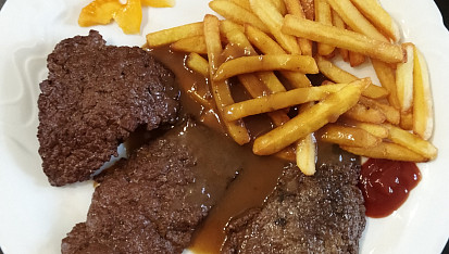 Hovězí plátky na bezinkové marmeládě