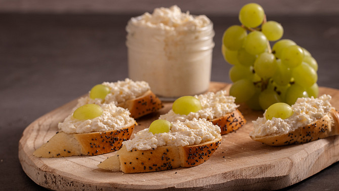 Domácí česneková pomazánka