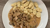Hovězí Stroganov se žampiony