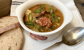 Kapustová polévka s bramborem, houbami a klobásou
