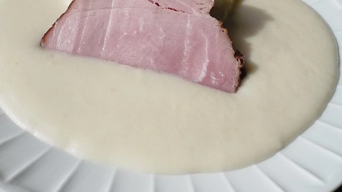 Uzené s knedlíkem a křenovou omáčkou