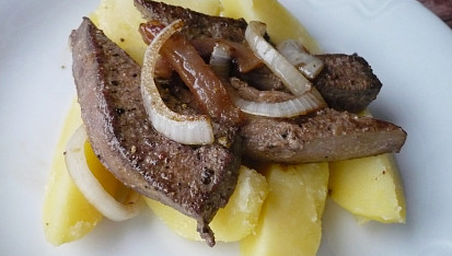 Vepřová játra na přírodno, Navíc se slaninou a cibulí.