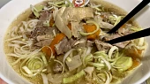 Vietnamská kachní polévka s rýžovými nudlemi a bambusovými výhonky ( Bún ngan )