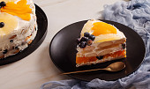Nepečený piškotový dort s ovocem a zakysanou smetanou
