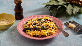 Špagety s medvědím česnekem na způsob carbonara