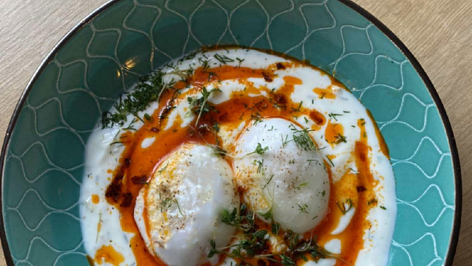 Çılbır (turecké vejce s jogurtem), Hotový pokrm