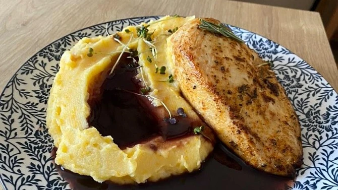 Kuřecí steak s kaší a vínovou omáčkou
