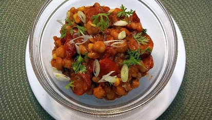 Chilli fazole s kukuřicí, cizrnou a klobásou
