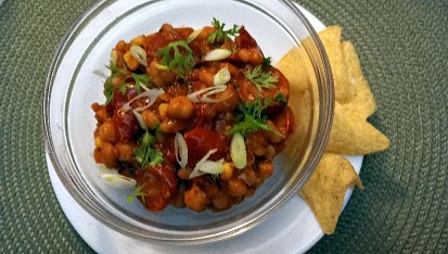Chilli fazole s kukuřicí, cizrnou a klobásou