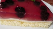 Jahodové řezy s vanilkovým pudinkem a želatinou, S ostružinami a Galaretkou s příchutí lesní směs.