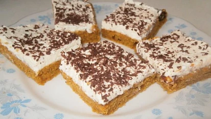 Mrkvová buchta s lučinou