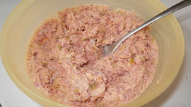 Pomazánka z vepřové konzervy se sýrem a šunkou Pomazánka z vepřové konzervy se sýrem a šunkou