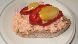 Pomazánka z vepřové konzervy se sýrem a šunkou Pomazánka z vepřové konzervy se sýrem a šunkou