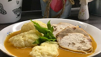 Špikovaná kuřecí prsa v zeleninové omáčce a máslové noky
