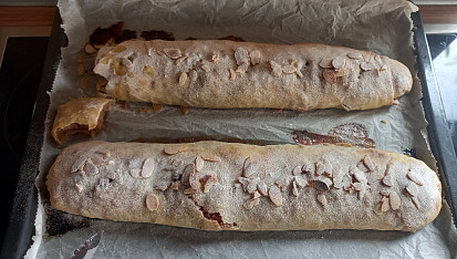 Jablečný štrúdl z domácího těsta, Bohužel mi oba praskli, těsto je fakt tenoučké, ale vzpomínka na babičku ožila,  chuťově výborný,  tak za mě 1*