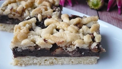 Křehké řezy s pudinkem a ořechy