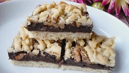 Křehké řezy s pudinkem a ořechy