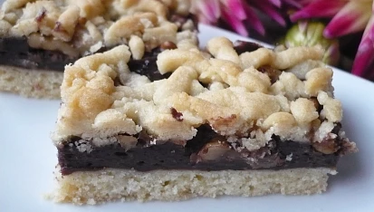 Křehké řezy s pudinkem a ořechy