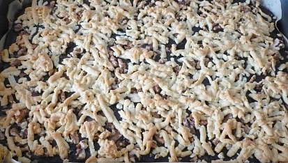 Křehké řezy s pudinkem a ořechy