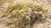Bezlepkové listové těsto lístkující, Zapracování másla na plátky