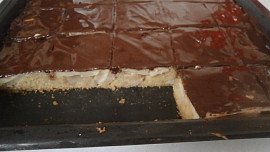 Buchta s jablky a kysanou smetanou