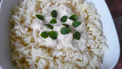Těstoviny s nivovou omáčkou a kuřecím masem / dietní