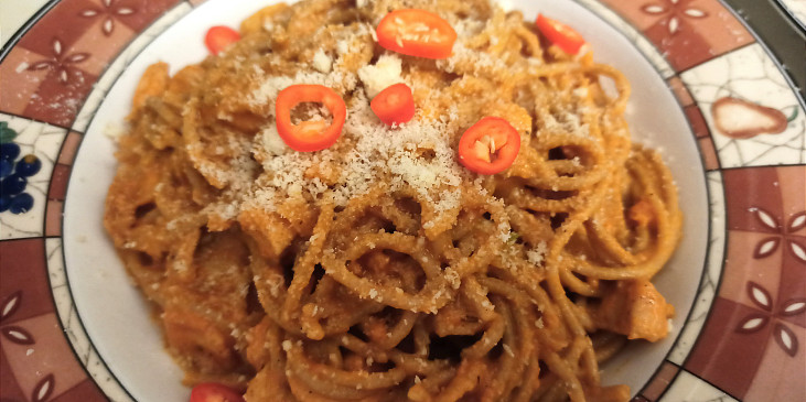 Dýňové krémové špagety s kuřecím masem (Krémové dýňové špagety)