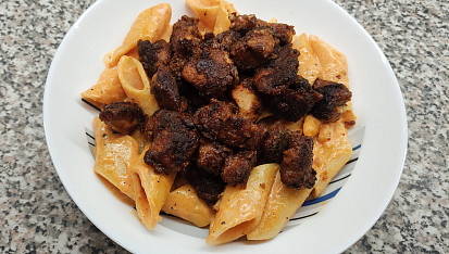 Kuřecí prsa s těstovinami penne v lahodné omáčce
