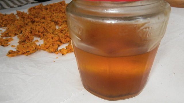 Rakytníkový olej ze sušených slupek a semínek