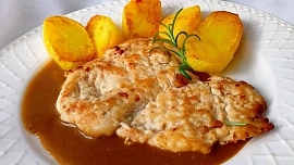 Kuřecí prsa na slanině s opečenými bramborami