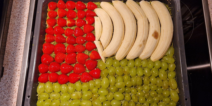 Vydlabaný korpus s pokladeným ovocem