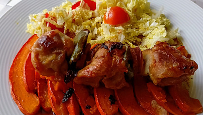 Pečená dýně, kuřecí špíz a zeleninový salát