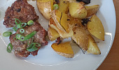 Řízky z divočáka s pečenou zeleninou a bramborami (Steaky z divočáka s pečenými bramborami a kořenovou zeleninou)