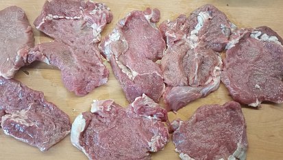 Řízky z divočáka s pečenou zeleninou a bramborami