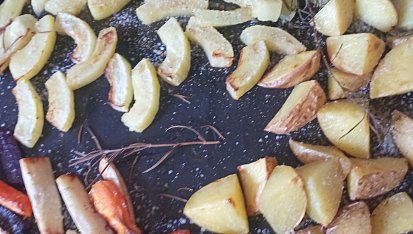 Řízky z divočáka s pečenou zeleninou a bramborami