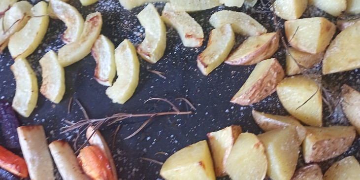 Řízky z divočáka s pečenou zeleninou a bramborami