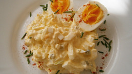 Vajíčkový salát s tvarohem a jogurtem