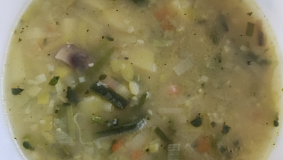 Pórková polévka s jarní cibulkou a žampiony