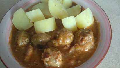 Vepřová plec na cibuli s růžičkovou kapustou
