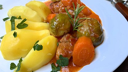 Vepřová plec na rozmarýnu s kapustičkami a karotkou