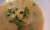 Kedlubnová polévka s bramborou a hráškem