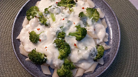 Sýrová omáčka s brokolicí bez masa