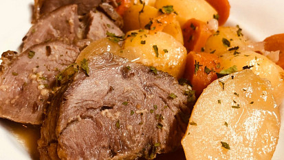 Vepřová plec pečená pomalu společně s bramborami a mrkví