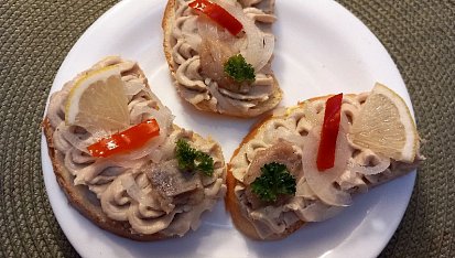 Chlebíčky s pomazánkou z makrely